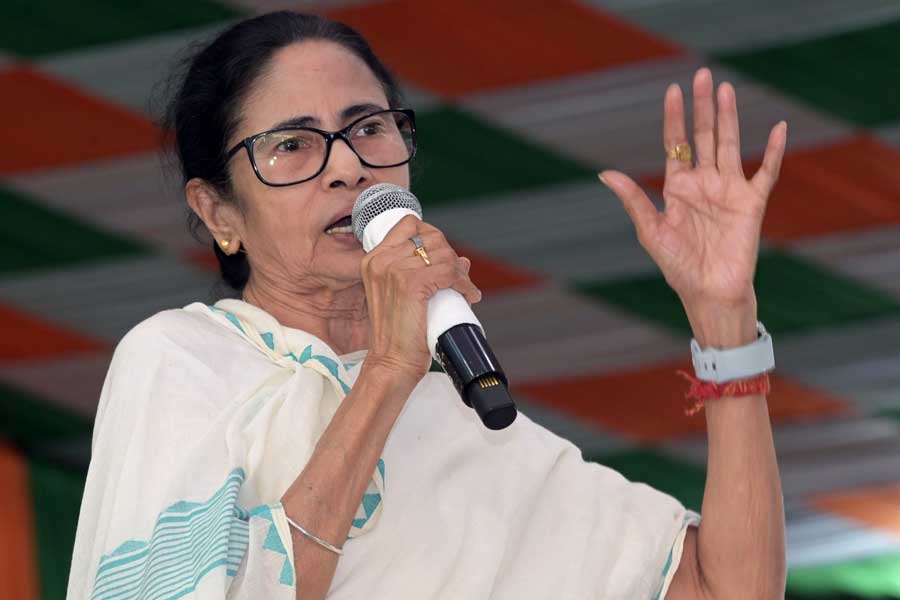 ‘রক্তচক্ষু উপেক্ষা করে সংগ্রাম চলবে’, তৃণমূলের প্রতিষ্ঠা দিবসে লড়াকু বার্তা মমতার