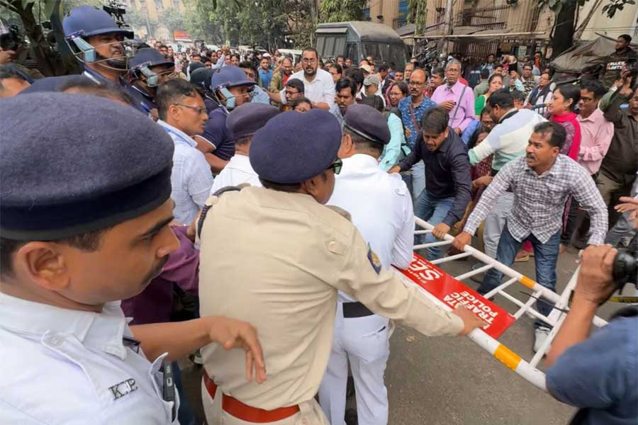 SIR নিয়ে সিইও দপ্তরে নালিশ জানাতে শুভেন্দুরা, ‘গো ব্যাক’ স্লোগান বিএলও অধিকার রক্ষা কমিটির