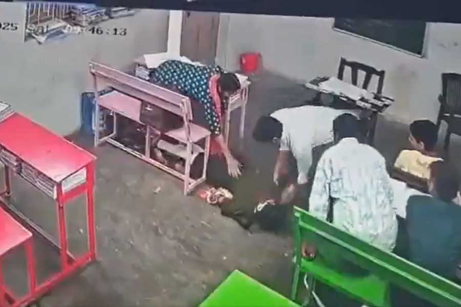 ক্লাসেই হৃদরোগে আক্রান্ত, হেঁচকি তুলে মেঝেতে লুটিয়ে পড়ল দশমের ছাত্রী! ভাইরাল মর্মান্তিক ভিডিও