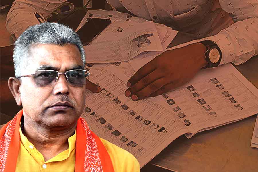এক তৃতীয়াংশ ভোটারই বাদ! এসআইআর খসড়া তালিকায় বড় প্রশ্ন দিলীপ ঘোষের বুথ নিয়ে