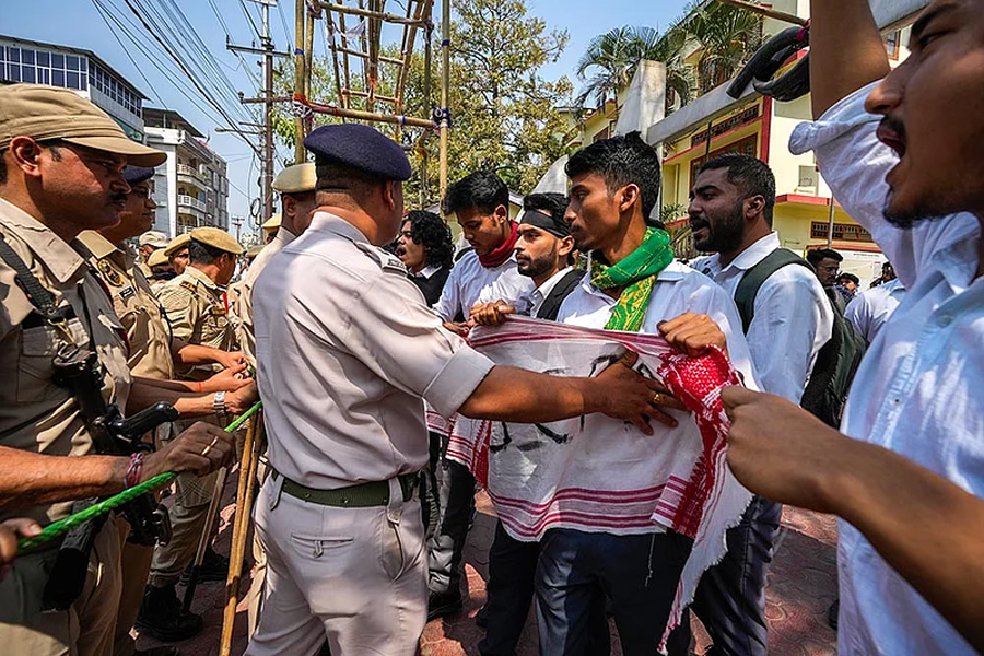 প্রকাশ্যে তরোয়াল বিলি! গাজিয়াবাদে গ্রেপ্তার হিন্দু রক্ষা দলের ৬ সদস্য
