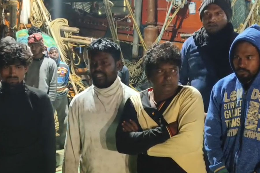 নামখানায় ফিরলেন ১১ মৎস্যজীবী, বাংলাদেশ নৌবাহিনীর জাহাজের ধাক্কায় ডুবে যাওয়া ট্রলারেই পাঁচজনের দেহ?