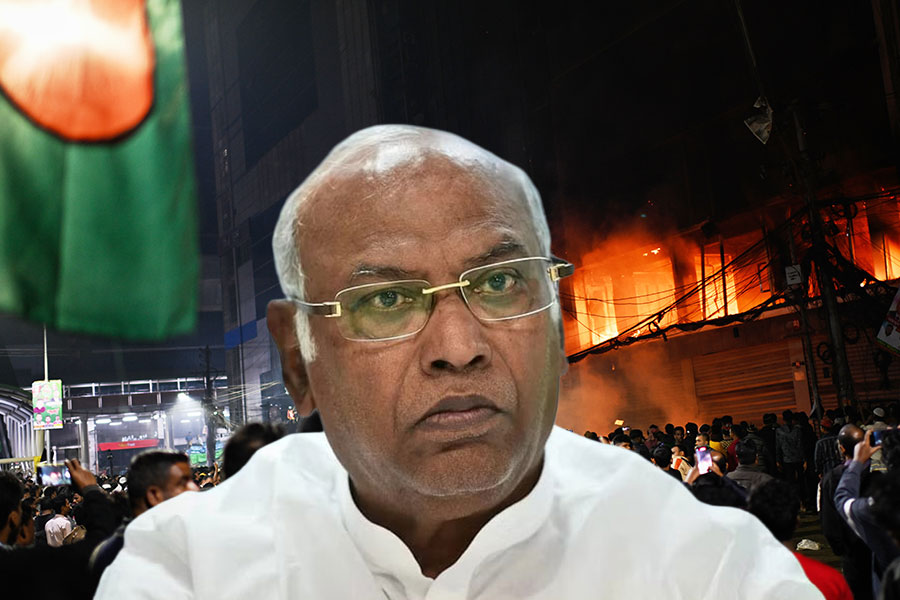 ওপারে হিন্দু হত্যার নিন্দা, এপারে চার্চ হামলা নিয়ে বিজেপি-আরএসএসকে তুলোধনা খাড়গের
