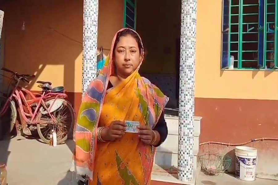 একেই বলে কপাল! মাত্র ৩৫ টাকার টিকিট কেটে ১ কোটি জিতলেন কাটোয়ার বাসিন্দা ডলি