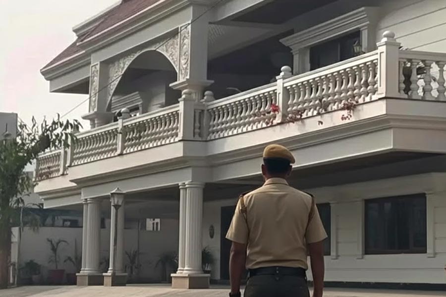 ইউরোপের ধাঁচে লখনউয়ে ৭ কোটির পেল্লাই বাংলো! কনস্টেবলের বাড়িতে ঢুকে চোখ কপালে ইডি কর্তাদের