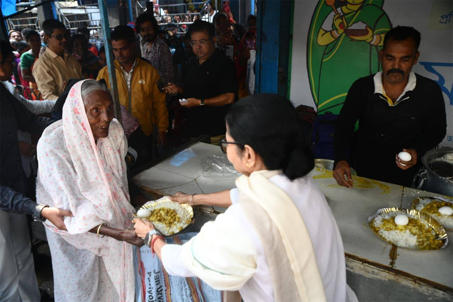 হঠাৎই ‘মা ক্যান্টিনে’ মুখ্যমন্ত্রী, সব ঠিক চলছে? খোঁজ নিয়ে নিজে খাবার তুলে দিলেন প্রবীণদের হাতে