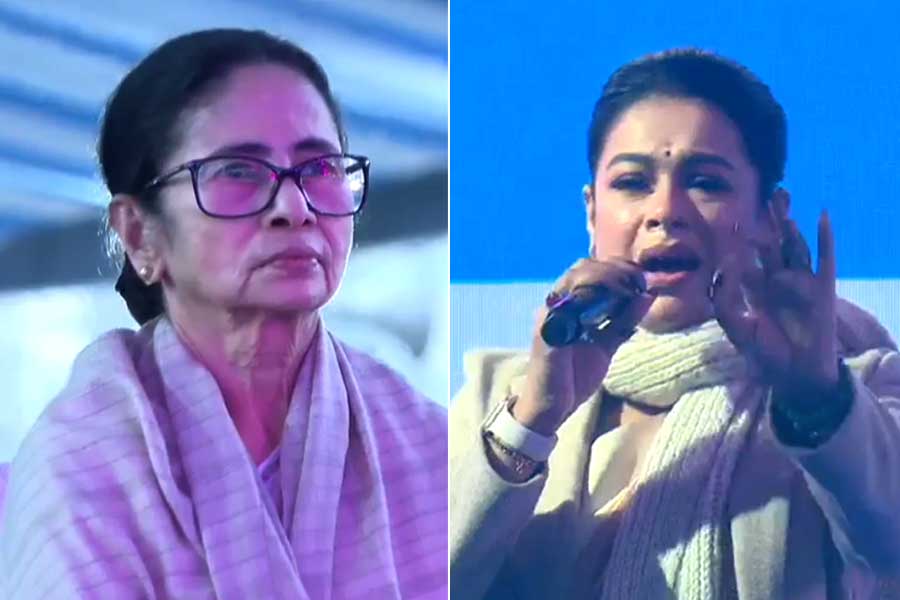 গায়ে জ্বর নিয়েই ‘দুর্গা অঙ্গন’ শিলান্যাস অনুষ্ঠানে ভক্তিগীতি ইমনের, প্রশংসায় পঞ্চমুখ মুখ্যমন্ত্রী