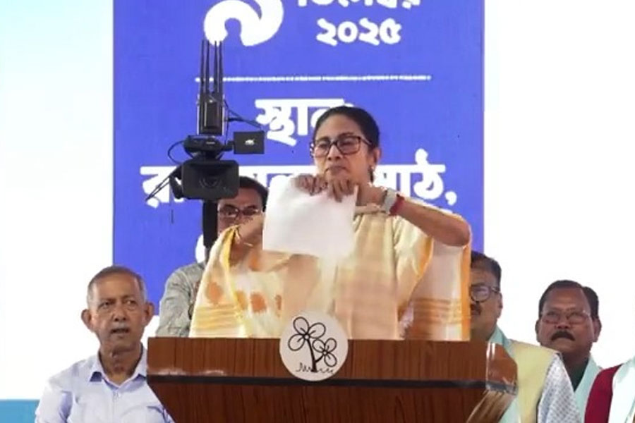 ১০০ দিনের কাজে ‘শর্ত’ কেন্দ্রের, কোচবিহারে কাগজ ছিঁড়ে প্রতিবাদ মমতার