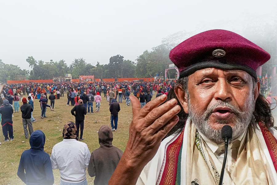ছোট মাঠও ভরাতে ব্যর্থ বিজেপি! তেহট্টের ফাঁকা মাঠে সিনেমার ডায়লগ আওড়ালেন মিঠুন