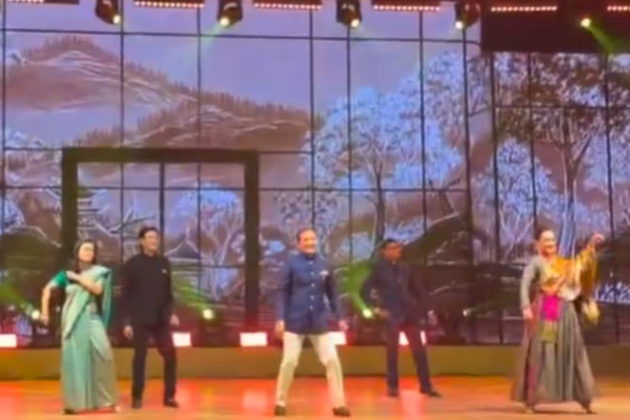 ‘ওম শান্তি ওমে’র তালে চুটিয়ে নাচ মহুয়া-কঙ্গনার, অভিনেত্রীকে টেক্কা দিলেন তৃণমূল সাংসদ!