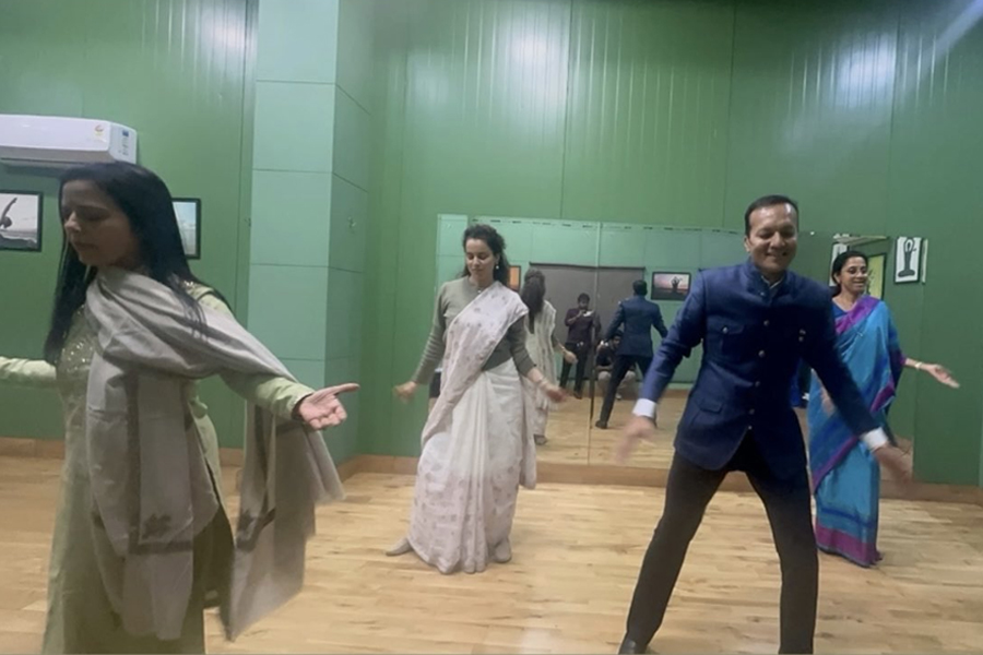 একসঙ্গে নাচের ছন্দে পা মেলালেন মহুয়া-কঙ্গনা, সাংসদদের ছবি ভাইরাল নেটদুনিয়ায়