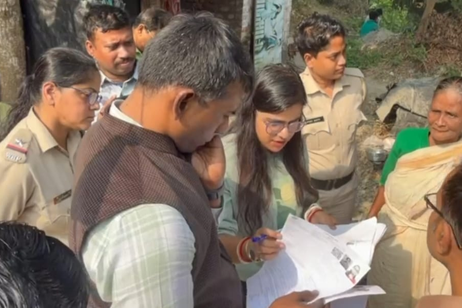 তালিকায় ‘ভূতুড়ে’ ভোটারের অভিযোগ যাচাইয়ে ফলতায় বিশেষ পর্যবেক্ষক! ভুল বুঝে বিক্ষোভ স্থানীয় মহিলাদের