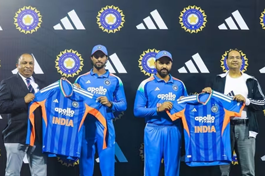 টি-২০ বিশ্বকাপে ভারতের জার্সি উন্মোচন রোহিতের, কী বললেন হিটম্যান?