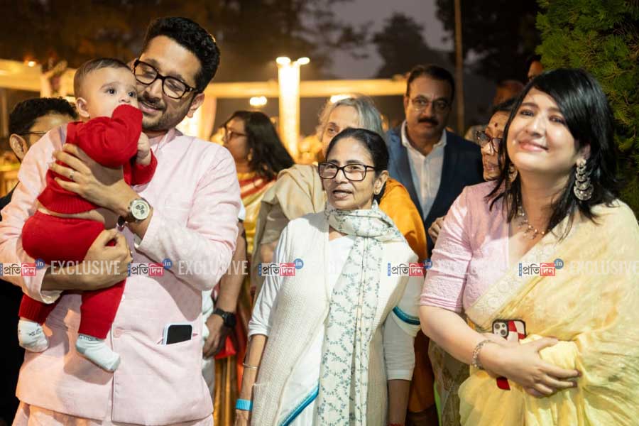 পরমব্রতর ছেলের অন্নপ্রাশনে মুখ্যমন্ত্রী, আদর করে নিষাদকে কী উপহার দিলেন?