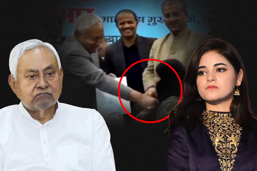 ভরা মঞ্চে তরুণীর হিজাব ধরে টান নীতীশের, ‘এক্ষুণি ক্ষমা চান’, গর্জন ‘দঙ্গল গার্ল’ জায়রা ওয়াসিমের