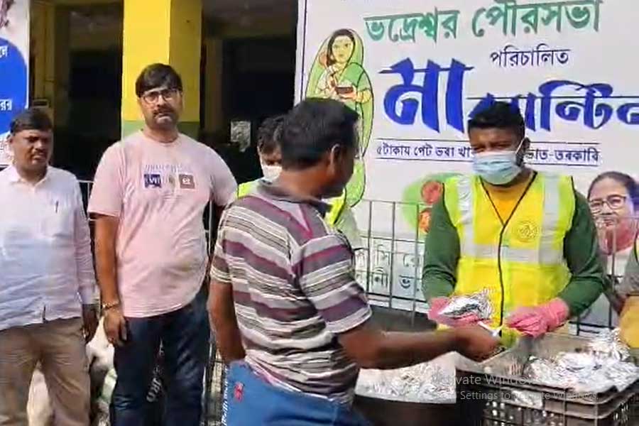 এক বস্তা প্লাস্টিক দিলেই মিলবে ভরপেট খাবার, দূষণমুক্ত শহর গড়তে উদ্যোগ ভদ্রেশ্বর পুরসভার