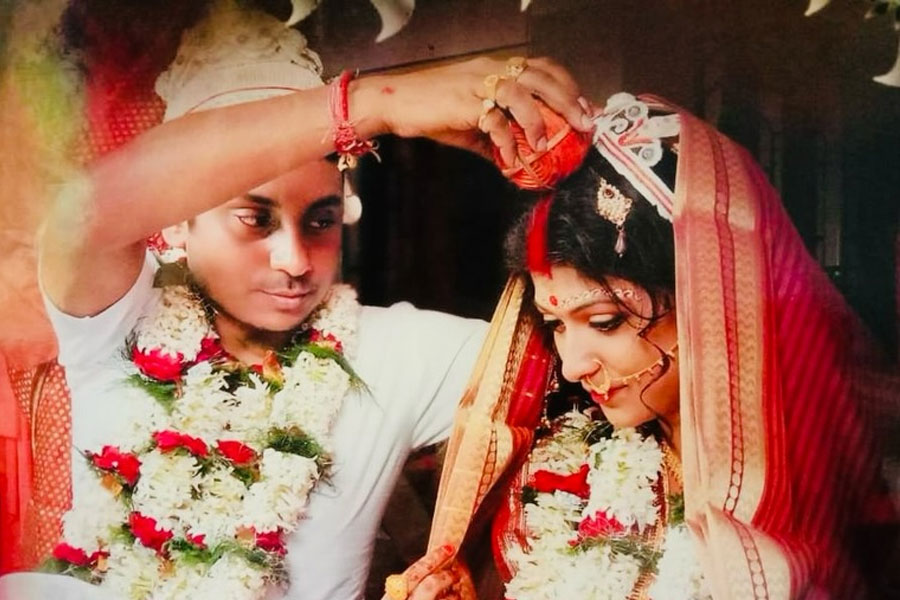 ‘অনেক ভুল করেছি, ক্ষমা করে দিও’, বিয়ের জন্মদিনেই স্বামীর কাছে কেন এমন স্বীকারোক্তি রিয়ার?
