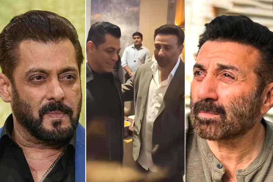 ধর্মেন্দ্রর পোস্টারের সামনে ‘কাঁদছেন’ সানি দেওল, সামলালেন সলমন! ‘ইক্কিস’-এর স্ক্রিনিংয়েও ব্রাত্য হেমা