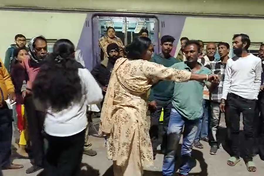 দত্তপুকুর স্টেশনে যাত্রীদের সামনে হস্তমৈথুন অশালীন অঙ্গভঙ্গি! অভিযুক্তকে গণধোলাই
