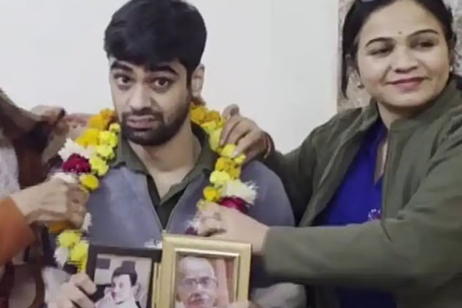 পেনসিল ধরতে পারতেন না, UPSC-IES পরীক্ষায় ১১২ র‍্যাঙ্ক বিশেষভাবে সক্ষম মানবেন্দ্রর