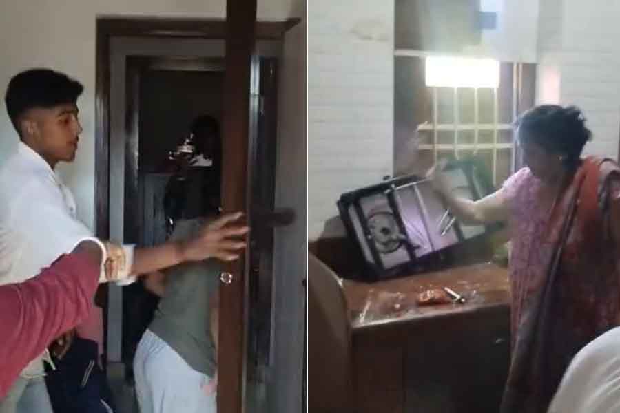 স্বামীর পরকীয়ার খবর পেয়ে ‘আত্মঘাতী’ স্ত্রী, যুবকের বাড়িতে তাণ্ডব প্রতিবেশীদের!