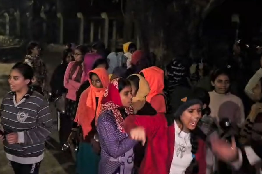 ক্যান্টিনে নিম্নমানের খাবার! মধ্যরাত পর্যন্ত থালা বাজিয়ে বিশ্বভারতীতে ‘বেনজির’ ছাত্রী বিক্ষোভ