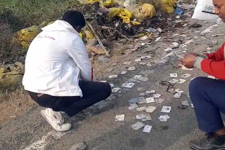 শান্তিপুরে জাতীয় সড়কের ধার থেকে উদ্ধার রাশি রাশি ভোটার কার্ড, চাঞ্চল্য নদিয়ায়