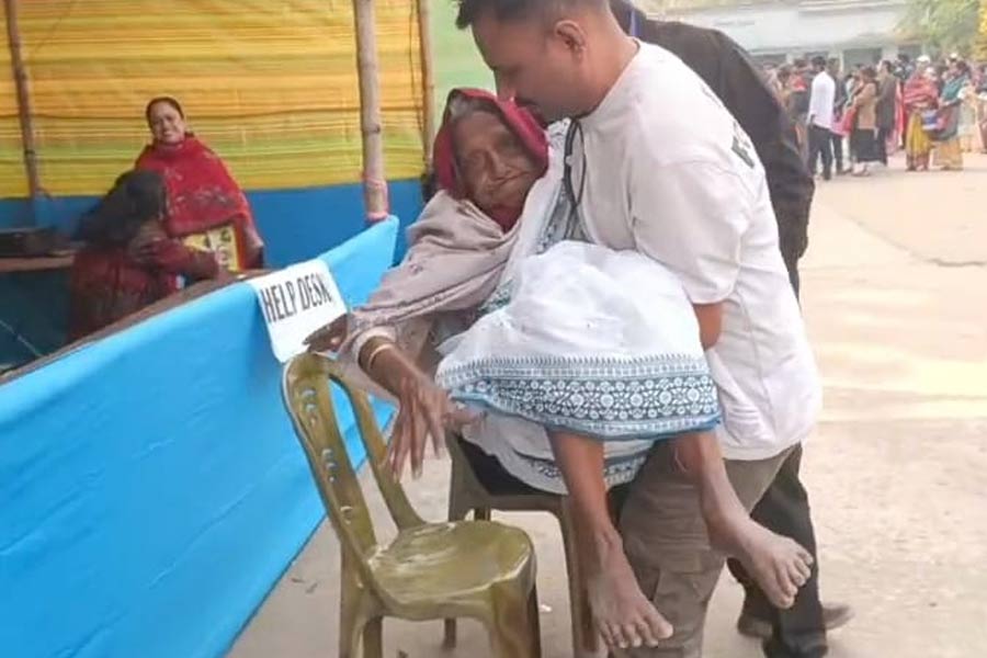 ‘মনের জোরে এসেছি’, অন্যের কাঁধে ভর দিয়ে শুনানিতে এলেন ১০৪ বছরের বৃদ্ধা!