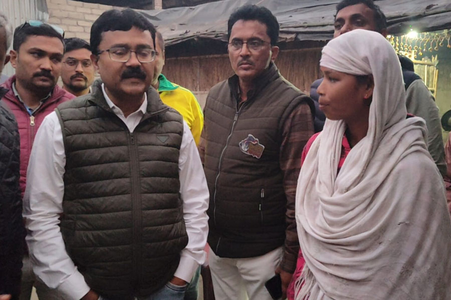 অভিষেকের আশ্বাসের ২৪ ঘণ্টার মধ্যেই ২ তরুণীর দুয়ারে বিধায়ক, মিলবে রূপশ্রীর টাকা! 