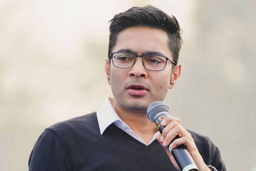 কপ্টার বিভ্রাটে সরব হওয়ার পরই মিলল অনুমতি! বুধে চপারে বালুরঘাটে অভিষেক