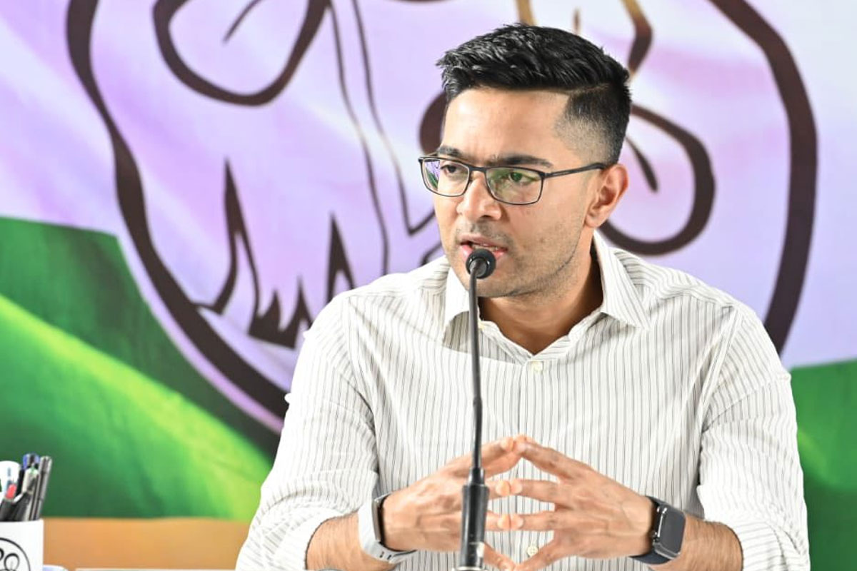 ‘কাজ না করলে দল রাখবে না’, SIR-এর জন্য তৈরি ‘ওয়ার রুমে’ কর্মীদের নিষ্ক্রিয়তায় ক্ষুব্ধ অভিষেক