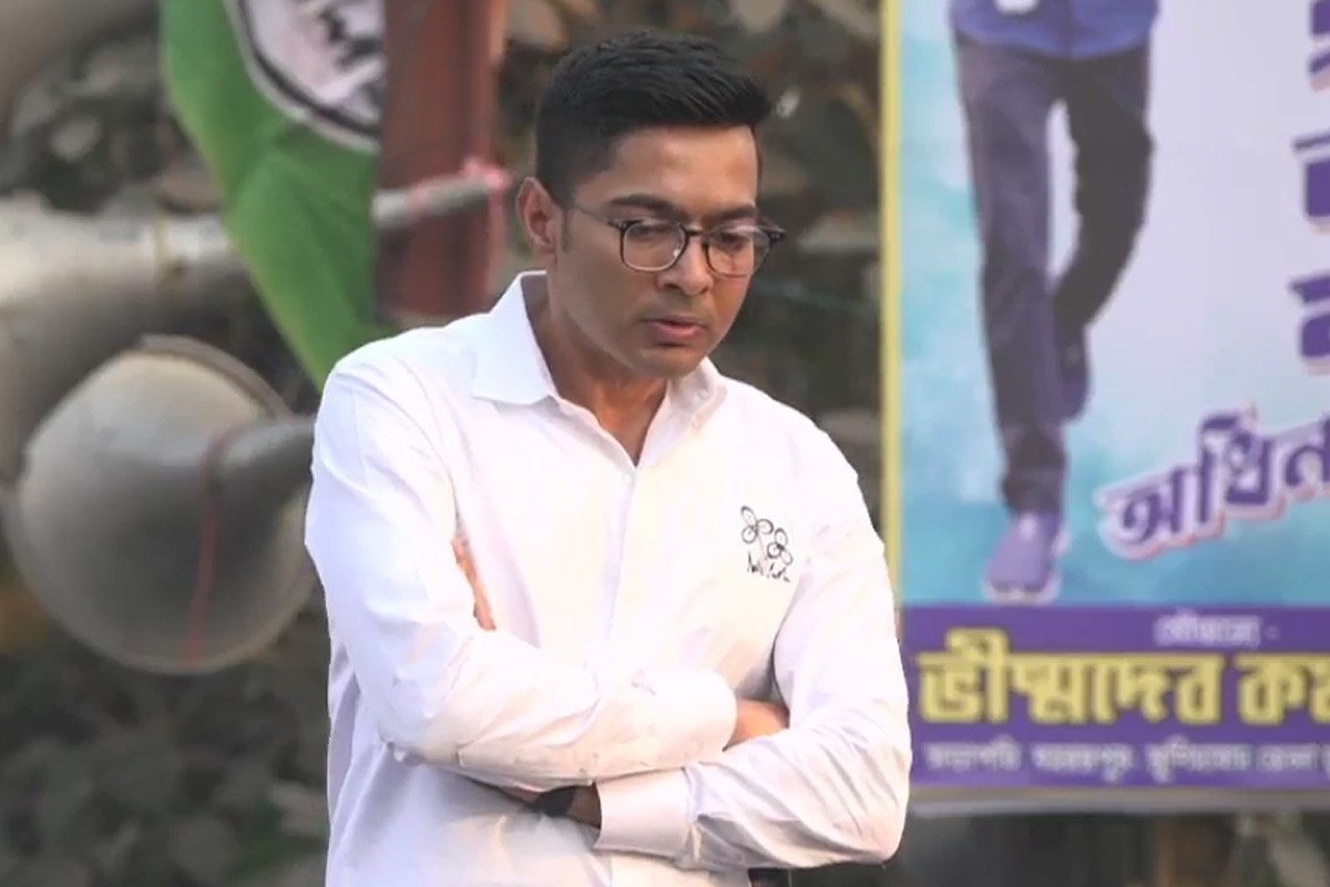 বহরমপুরের সভায় অসুস্থ সমর্থক, নিজে অ্যাম্বুল্যান্সের ব্যবস্থা করলেন অভিষেক