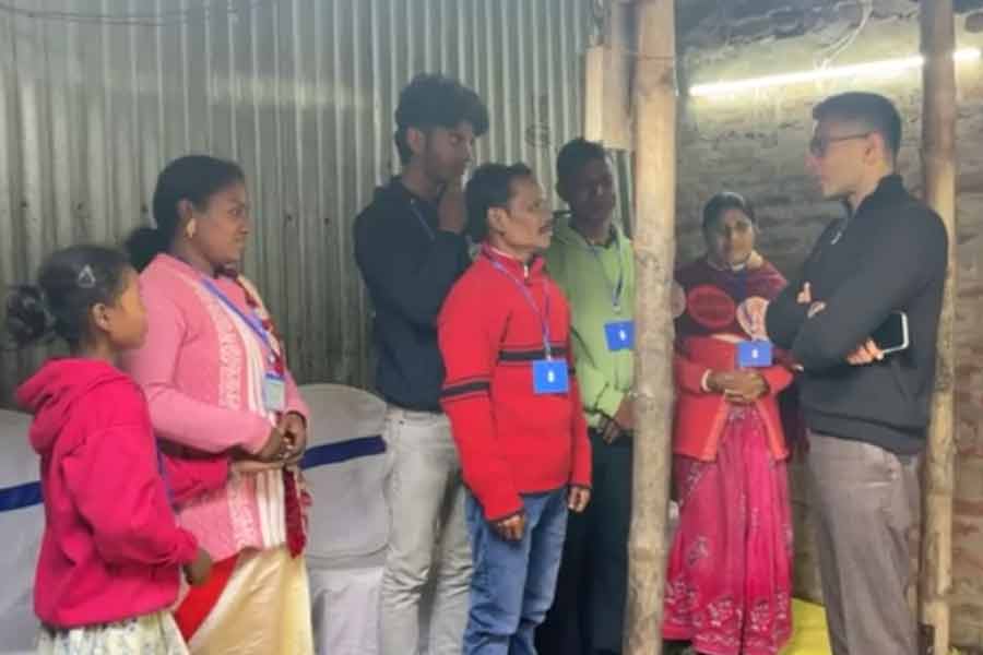 এড়িয়ে গিয়েছিলেন সুকান্ত, মহারাষ্ট্রের জেল থেকে ফেরা সেই পরিযায়ীর বাড়িতে অভিষেক