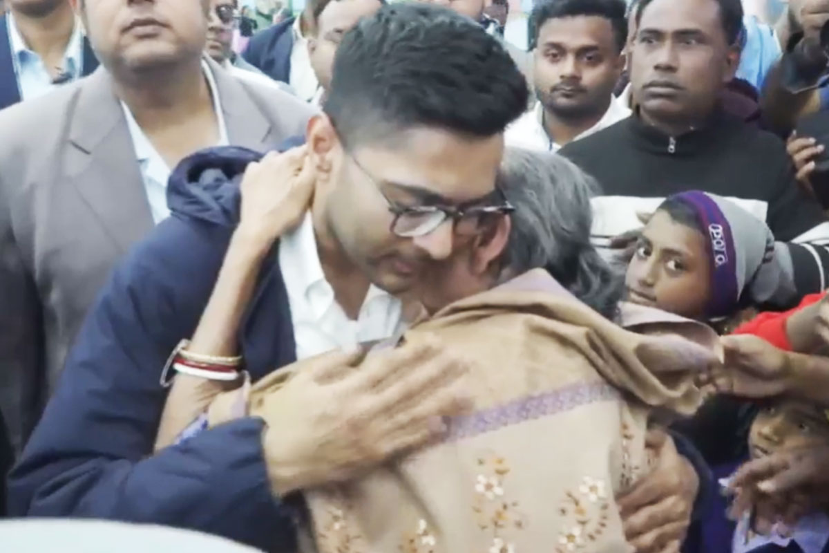 সেবাশ্রয়ে ‘আপনজন’ অভিষেককে জড়িয়ে ধরলেন বৃদ্ধা! নন্দীগ্রামে দাঁড়িয়ে শুভেন্দুকে তোপ সাংসদের