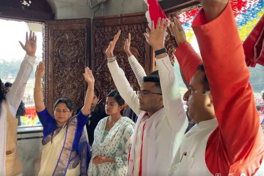 ঠাকুরবাড়িতে পুজো অভিষেকের, তাল ঠুকলেও কেন্দ্রীয় বাহিনীর ঘেরাটোপে ‘শান্ত’ শান্তনু