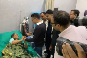 যেন ঘরের ছেলে! সেবাশ্রয় ক্যাম্পে যাওয়ার পথে অচৈতন্য বৃদ্ধার শুশ্রূষা অভিষেকের