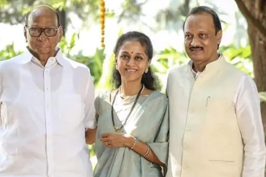 ঘুচেছে দূরত্ব, মহারাষ্ট্রে একজোট পওয়ার পরিবার! জল্পনায় সিলমোহর দিলেন অজিত-সুপ্রিয়া