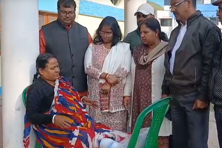 দুই পা ভাঙা, স্বামী-সন্তানের কাঁধে চেপে SIR শুনানি কেন্দ্রে, ‘চূড়ান্ত হয়রানি’র শিকার মহিলা!