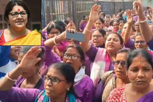 ‘রাজনীতির রং লাগতে দেব না’, আশাকর্মীদের বিক্ষোভে শামিল হতেই লকেটকে ‘গো ব্যাক’ স্লোগান