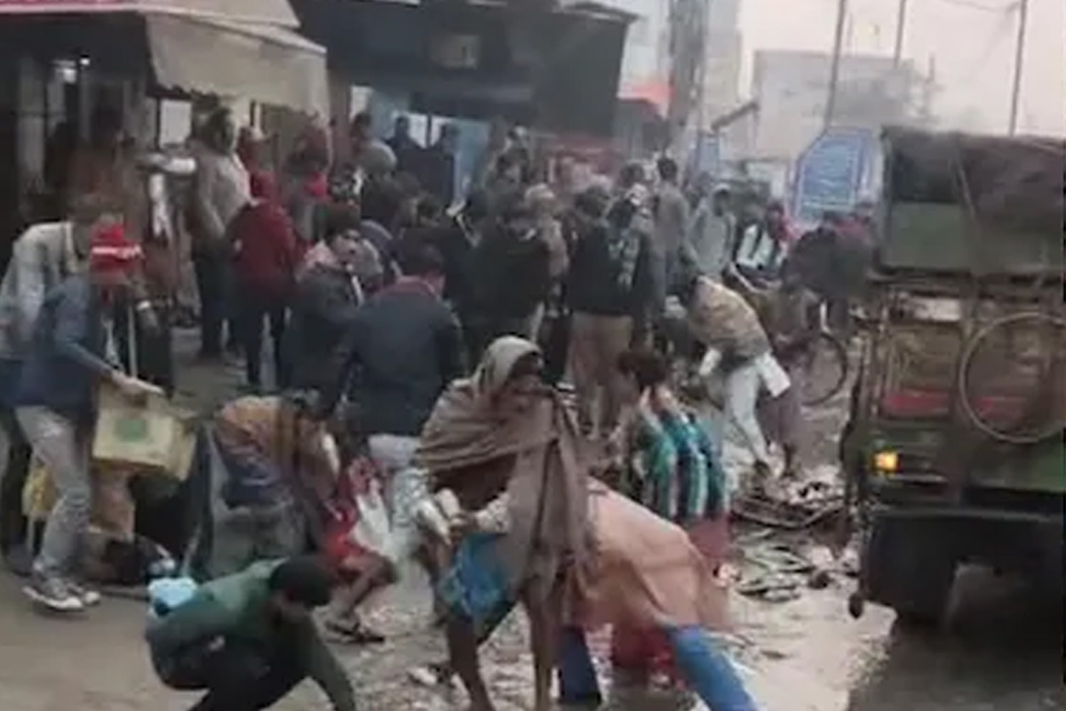 মাছের গাড়িতে পিষ্ট কিশোরকে ফেলে মাছ কুড়োতে ব্যস্ত জনতা! যন্ত্রণায় ছটফটিয়ে মৃত্যু সপ্তম শ্রেণির ছাত্রের