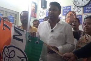 বিজেপিতে মোহভঙ্গ! ভোটের আগে সদলবলে তৃণমূলে ‘ঘর ওয়াপসি’ সপ্তগ্রামের বিজেপি নেতার