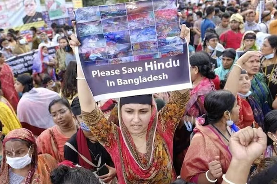 মৌলবাদী হানায় খোকনের মৃত্যুতে আতঙ্কে তাঁর স্ত্রী, নিরাপত্তার প্রার্থনা পরিবারের