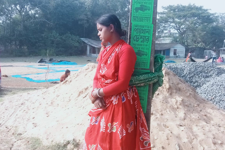 স্ব-সহায়ক গোষ্ঠীর ৩ লক্ষ টাকা ‘আত্মসাৎ’, মহিলাকে খুঁটিতে বেঁধে চলল মার! ভাইরাল ভিডিও