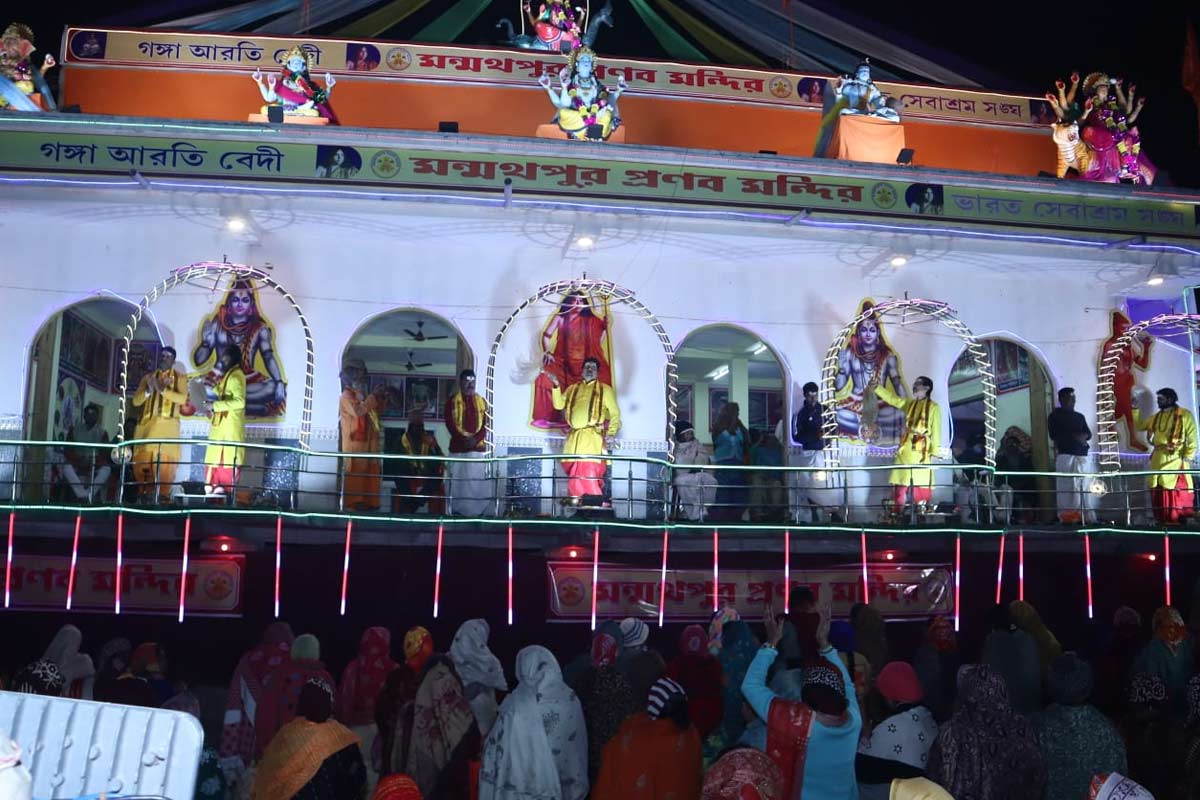 ১০০১ প্রদীপ আর ১৩১ ধুনুচিতে কালনাগিনী বন্দনা, রাজকীয় গঙ্গা আরতির সাক্ষী দক্ষিণ ২৪ পরগণা