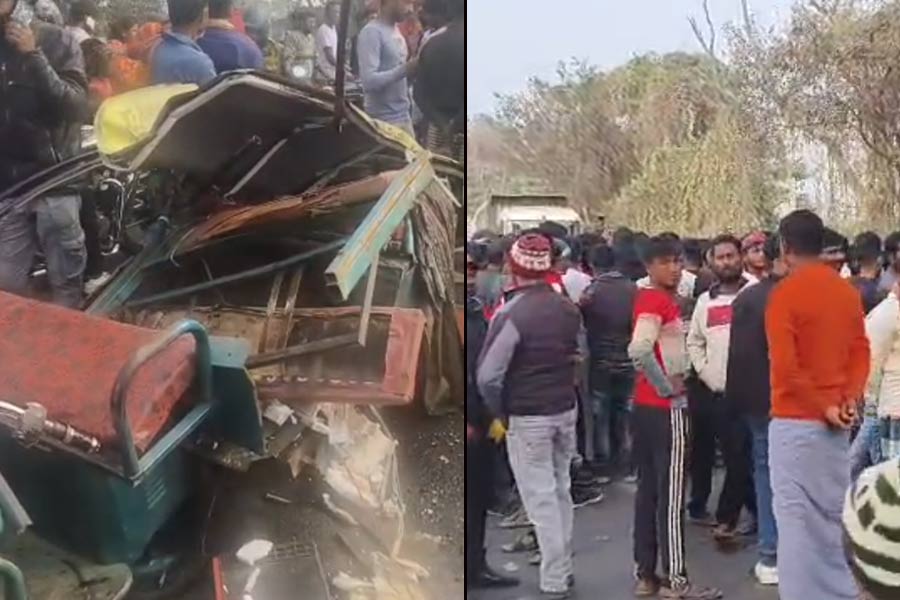 ১৬ চাকার লরি-টোটো সংঘর্ষে মৃত দুই, নলহাটির ভয়াবহ দুর্ঘটনার নেপথ্যে তোলাবাজি!