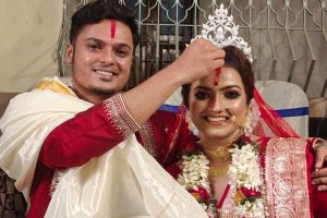 মঞ্চের বন্ধুত্ব থেকে বিয়ে, সাতপাকে বাঁধা পড়লেন অভিনেতা বিশ্বাবসু ও ঐশিকী