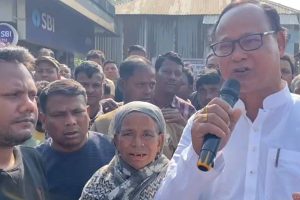 ‘ভূতের খেলা’, অভিষেকের মতো ‘মৃত’ ভোটারকে পাশে নিয়ে কমিশনকে খোঁচা তৃণমূল সাংসদের