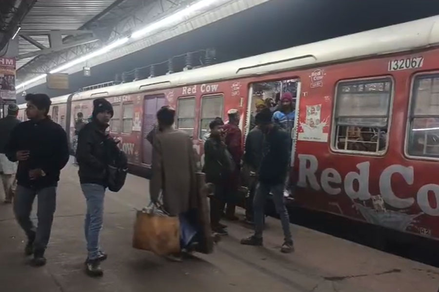 প্যান্টোগ্রাফ ভেঙে বিপত্তি! হাওড়া-কাটোয়া শাখায় ব্যাহত ট্রেন চলাচল, নাকাল যাত্রীরা