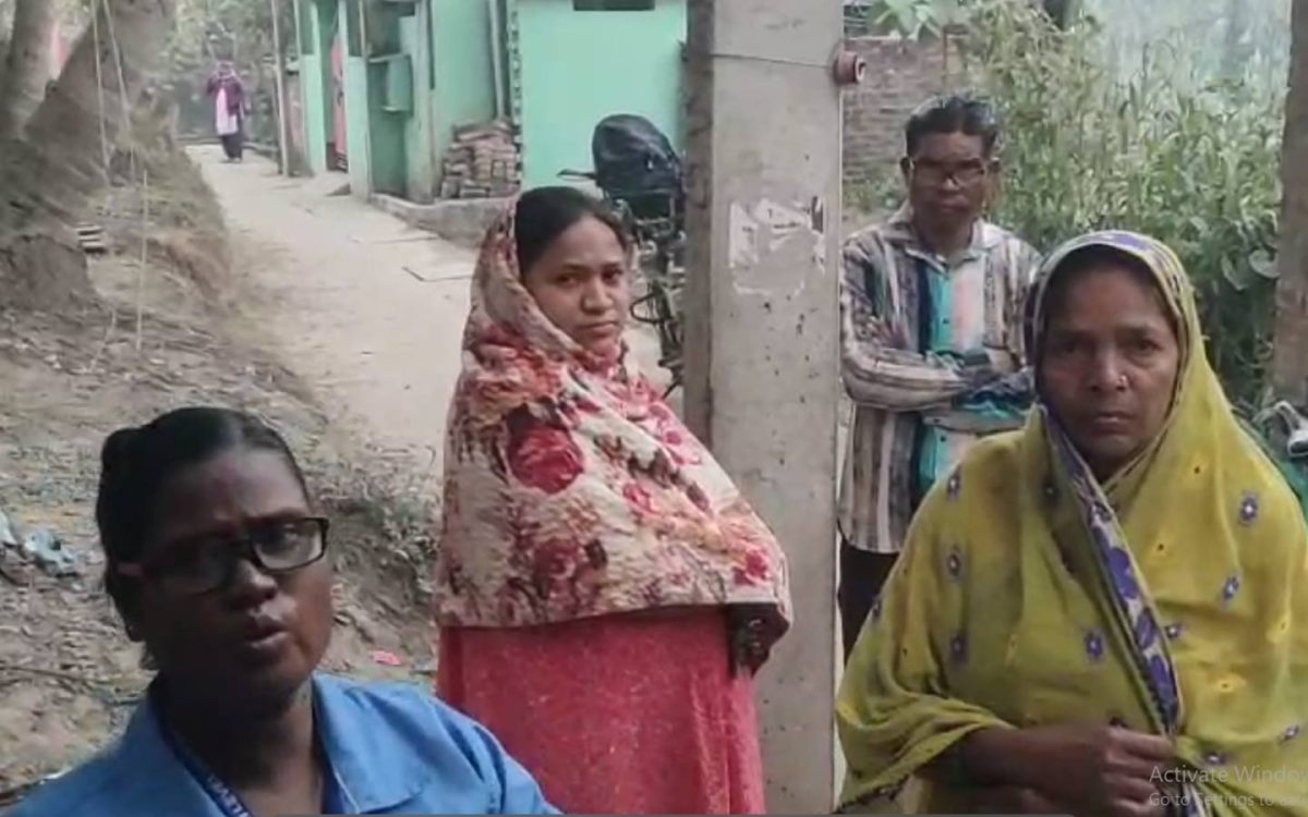 অন্য বুথের ভোটারের ‘বাংলাদেশি’ পরিচয় ফাঁস! বিএলও-কে জুতোপেটার অভিযোগ