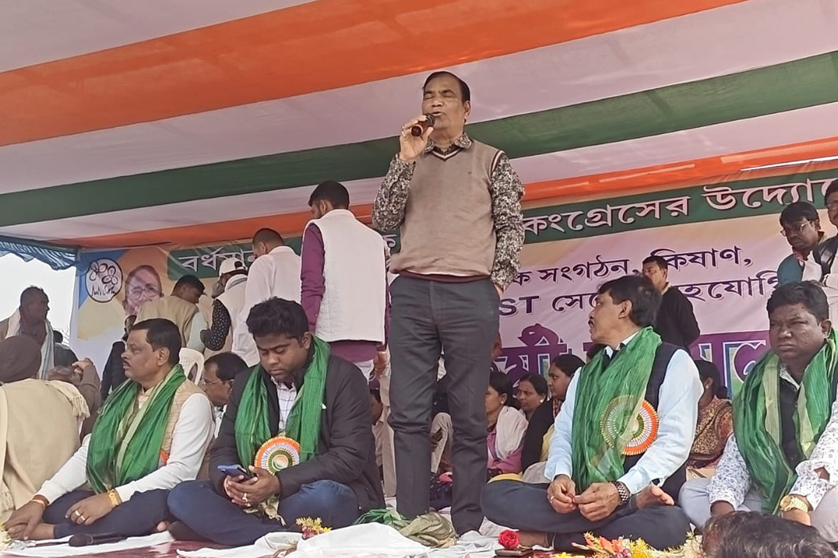 ১০ হাজার আদিবাসীকে SIR নোটিস! ‘কীসের কাগজ, আমরাই আদি বাসিন্দা’, অনশনে বসলেন তৃণমূল নেতা